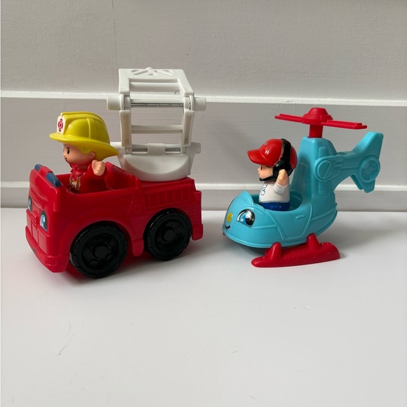 Fisher-Price Little People Helicopter & Fire Truck Set 🚁🚒 - Picture 2 of 6